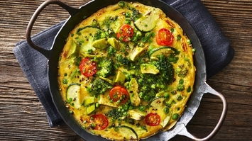 Kolorowy omlet z warzywami i serem gouda
